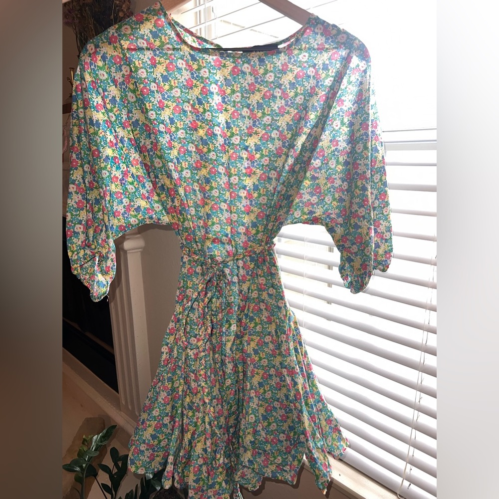 Short Spring dress with 3/4 sleeves and tie around the waist